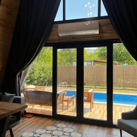 Pleasant Bungalow With Private Pool And A Jacuzzi In The Bedroom In Sapanca Casa de Férias