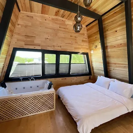Casa de Férias Pleasant Bungalow With Private Pool And A Jacuzzi In The Bedroom In Sapanca